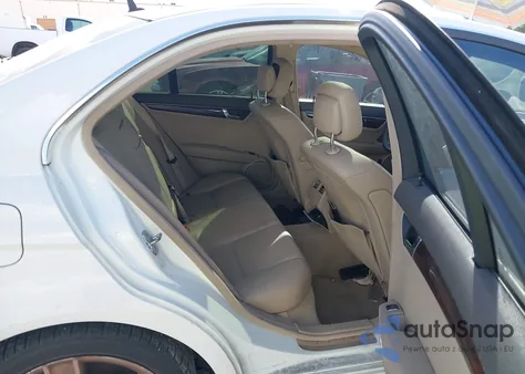 2010 Mercedes-Benz C 300 Luxury/Sport z USA, uszkodzony, nr VIN WDDGF5EB0AR124440